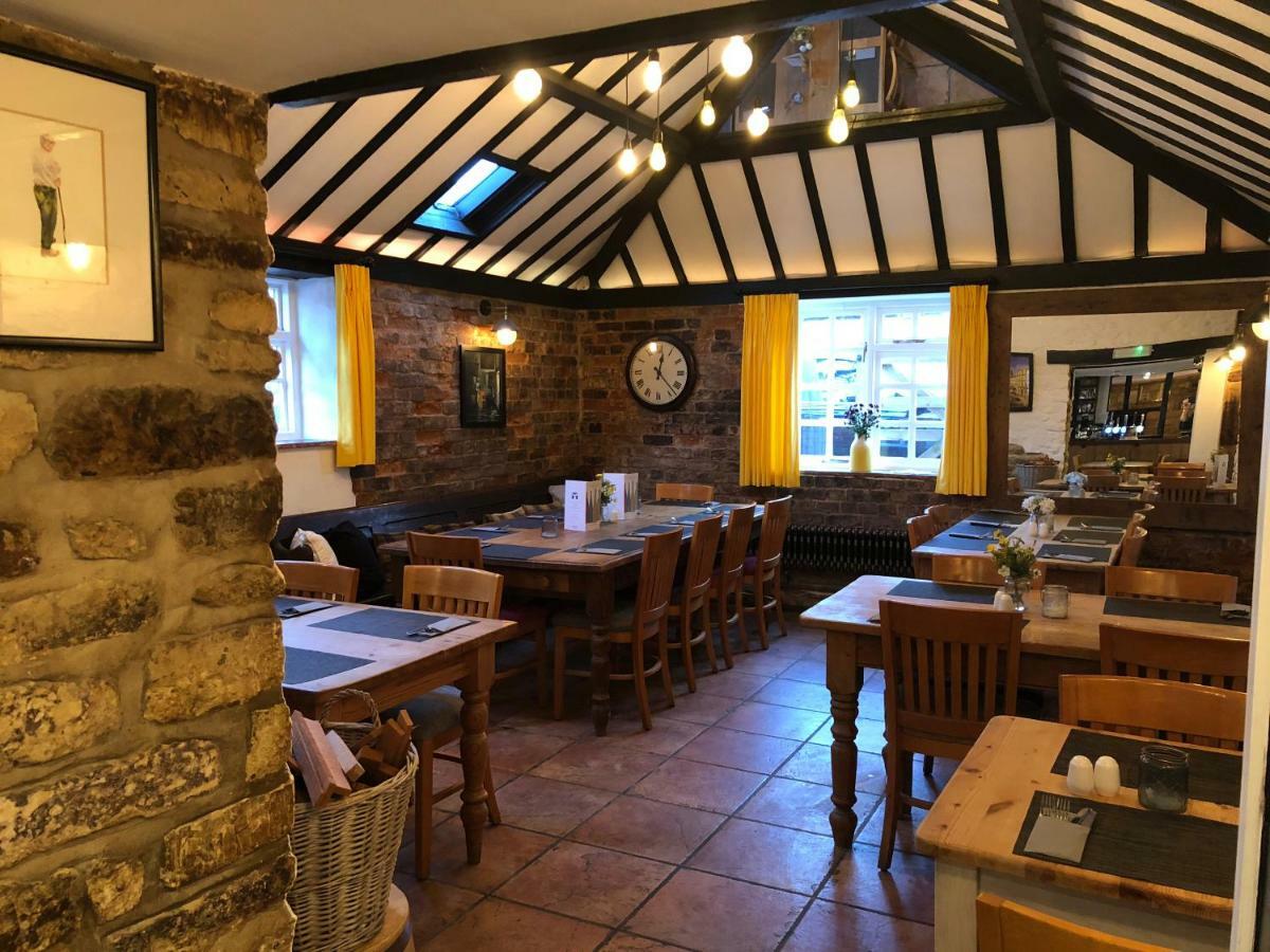 Hotel The White Hart Sherington Exterior foto